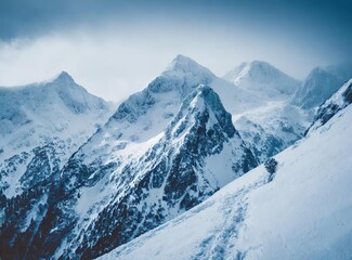Montañas nevadas - Paisaje monte nevado nieve - naturaleza invierno alpinismo