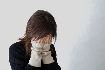 泣いている女性