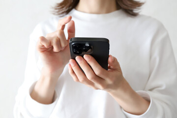 スマホを使う女性の手元