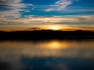 Fototapeta premium Sunset on Coeur d'Alene Lake from Coeur d'Alene Lake Drive Bike Path