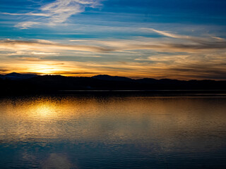 Obraz premium Sunset on Coeur d'Alene Lake from Coeur d'Alene Lake Drive Bike Path