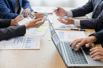Close up of a team of business people having a meeting to analyze data for a marketing plan.	 - obrazy, fototapety, plakaty
