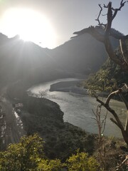 Vue en hauteur du Gange à travers une zone montagnarde et de la végétation indienne riche, belle vue naturelle, panorama, circulation de fleuve avec eau limpide en vert foncé ou clair, rayonnement