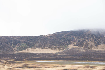 雲が降りてくる山
