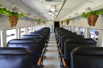 Trem com bancos de couro preto