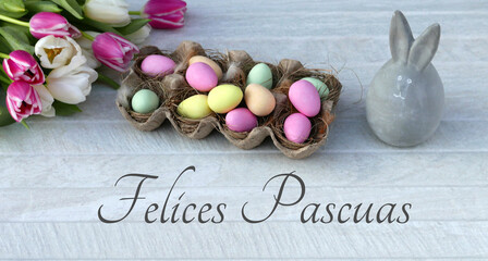 Tarjeta de felicitación Felices Pascuas. Ramo de Pascua con flores, huevos de Pascua y el texto...