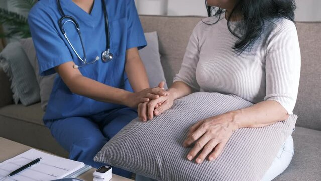 A beautiful female doctor was talking to a patient about the disease she was suffering from, what kind of treatment she needed and gave her encouragement.