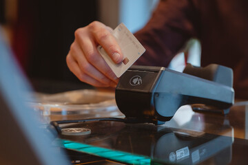 Bezahlen mit Karte in der Bäckerei