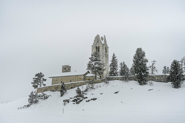 Celerina, San Gian, Kirche, St. Moritz, Oberengadin, Engadin, Pfarrkirche, Wanderweg, Winter, Wintersport, Langlauf, Schneefall, Nebel, Neuschnee, Unwetter, Alpen, Graubünden, Schweiz