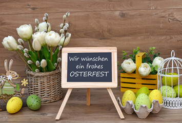 Osterkarte Frohe Ostern. Ein Strauß Tulpen und Ostereier  mit dem Text Wir wünschen ein frohes...
