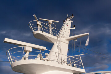 Radarmast auf einem modernen Kreuzfahrtschiff, 