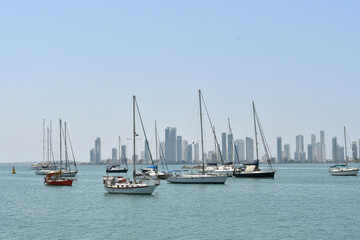 Bahía de Cartagena a medio día con botes navegando en ella, paisaje urbano.