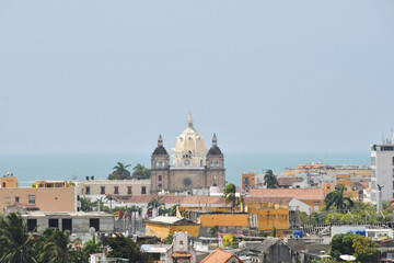 Santuario de San Pedro Claver visto desde el Castillo San Felipe de Barajas. Cartagena de Indias, Colombia. - obrazy, fototapety, plakaty