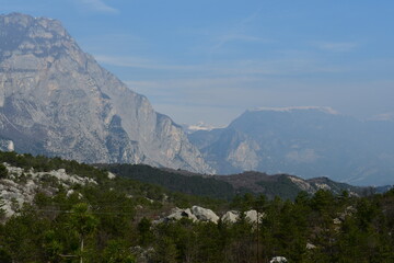 Schöne Landschaft mit Bergen in der Marocche di Dro im Trentino
