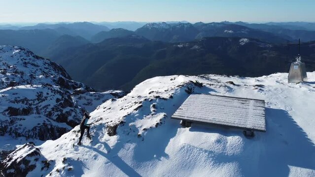 Amazing snowy landscape ontop of mountains
