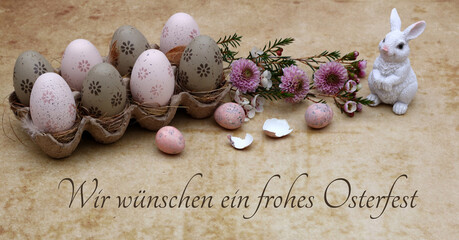 Grußkarte Frohe Ostern:  Ostereier und ein Dekohase mit dem Ostergruß wir wünschen ein frohes...
