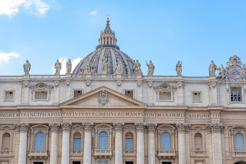 Obraz premium symmetrically framed front and central facade of the basilica of st peter in the vatican with details of the columns and windows