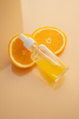 Cosmética natural a base de vitamina C, con naranjas. Frasco de sérum refrescante, hidratante...