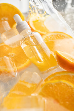 Cosmética natural a base de vitamina C, con naranjas. Frasco de sérum refrescante, hidratante para verano. 