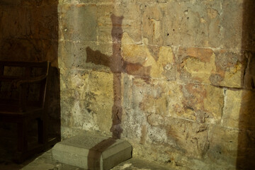 Sombra de una cruz en una iglesia de Besalú