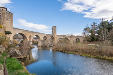 Puente de Besalú, pueblo medieval de Girona - obrazy, fototapety, plakaty
