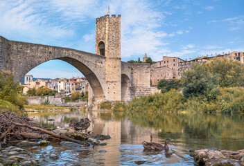 bonito pueblo de Besalu con su puente medieval