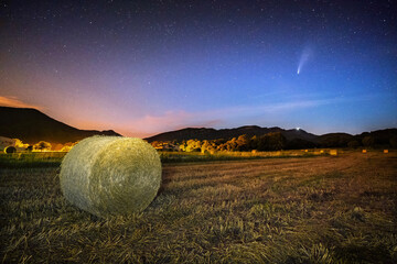 Cometa Neowise, nocturna en el pueblo de Cant d'Adri con una bala de paja en el campo