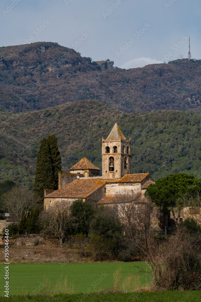 Wall mural Iglesia de Canet d'Adri con la cima de Rocacorba al fondo