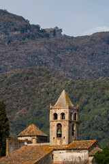 Fototapeta na wymiar Iglesia de Canet d'Adri con la cima de Rocacorba al fondo