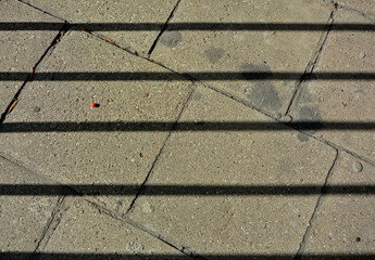 szare tło z czerwonym punktem, betonowe, szare płyty chodnikowe na miejskiej drodze ulicznej, gray paving stones, gray background, concrete paving slabs, Gray paving slabs in urban street road, - obrazy, fototapety, plakaty