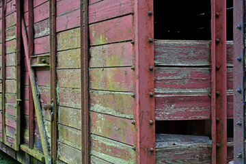 stary, zniszczony drewniany wagon towarowy, drewniany wagon z łuszczącą się farbą, old ruined wooden freight wagon, old wooden wagon with peeling paint, dingy wooden old railway wagon,	