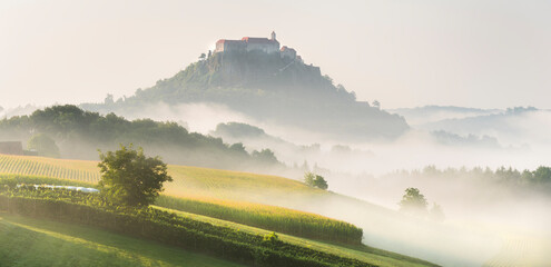 Morgennebel, Riegersburg, Steiermark, Österreich