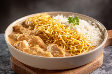 Chicken stroganoff with rice and straw potatoes. Strogonoff.