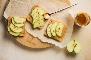 Peanut butter bread with apples.