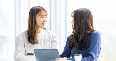 タブレットを使ってミーティングをする2人のビジネスウーマン