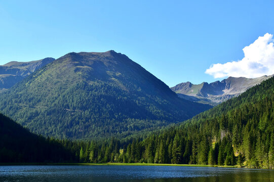 Der Etrachsee in Krakau (Bez. Murau) mit Blick auf die Schladminger Tauern