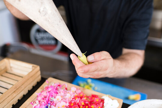 Cooking with comestible flowers