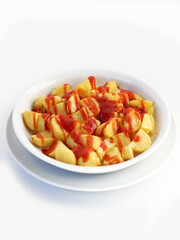 plato de patatas bravas