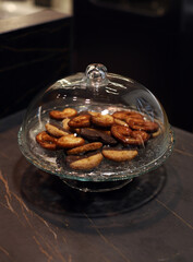 palmeritas y galletas de hojaldre y miel en una fuente de cristal de la pastelería