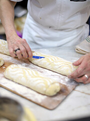panadero elaborando pan para ponerlo a cocer