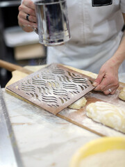 panadero en la panadería preparando el pan para cocer