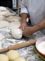 panadero haciendo bollos de pan con masa madre