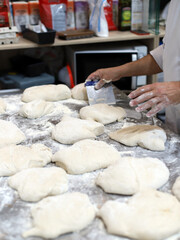 panadero profesional elaborando pan con masa madre