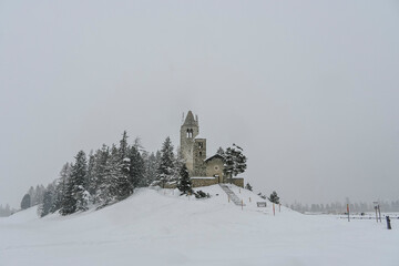 Celerina, San Gian, Kirche, St. Moritz, Oberengadin, Engadin, Pfarrkirche, Wanderweg, Winter, Wintersport, Langlauf, Schneefall, Nebel, Neuschnee, Unwetter, Alpen, Graubünden, Schweiz