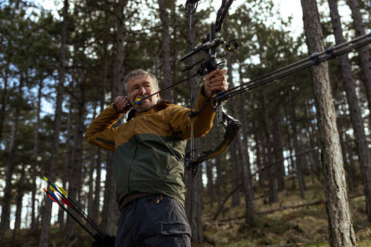 Portrait of an archer tightens the arrow