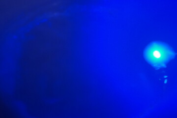 Abstraktes Motiv mit blauer Fläche und weißem Licht als Hintergrund