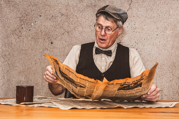 Pensionist liest morgens die Zeitung