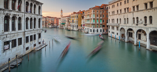 Fototapeta na wymiar Blick von der Rialtobrücke auf den Canal Grande, Kirche Santi Apostoli, Venedig, Italien