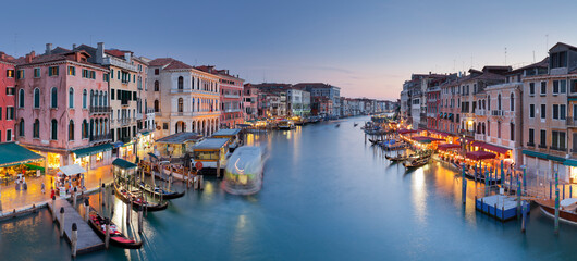 Fototapeta na wymiar Blick von der Rialtobrücke auf den Canal Grande, Venedig, Italien