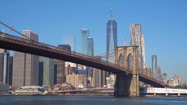 Brooklyn Bridge and Manhattan skyline _ New York City, USA 